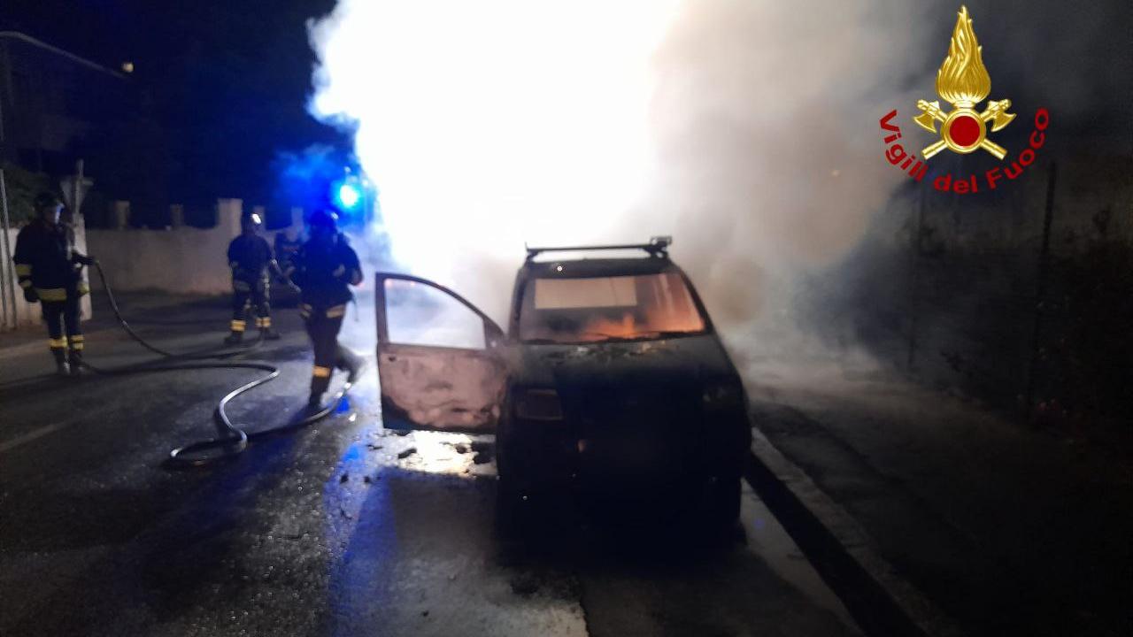 Auto a fuoco in via delle Sorgenti: indagini per capire se il rogo è doloso