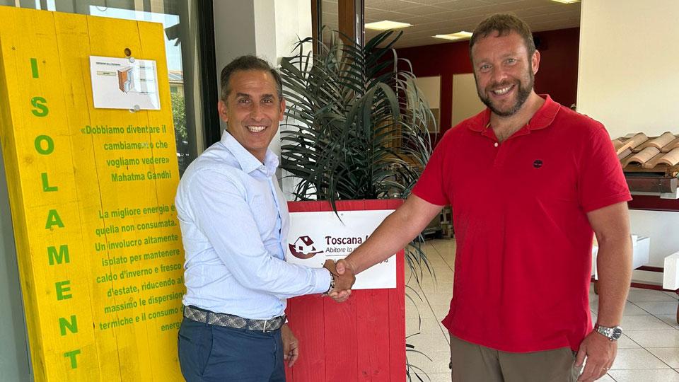 A fianco il presidente Francesco Farneti stringe la mano a Matteo Rossi, proprietario di Toscana Legno