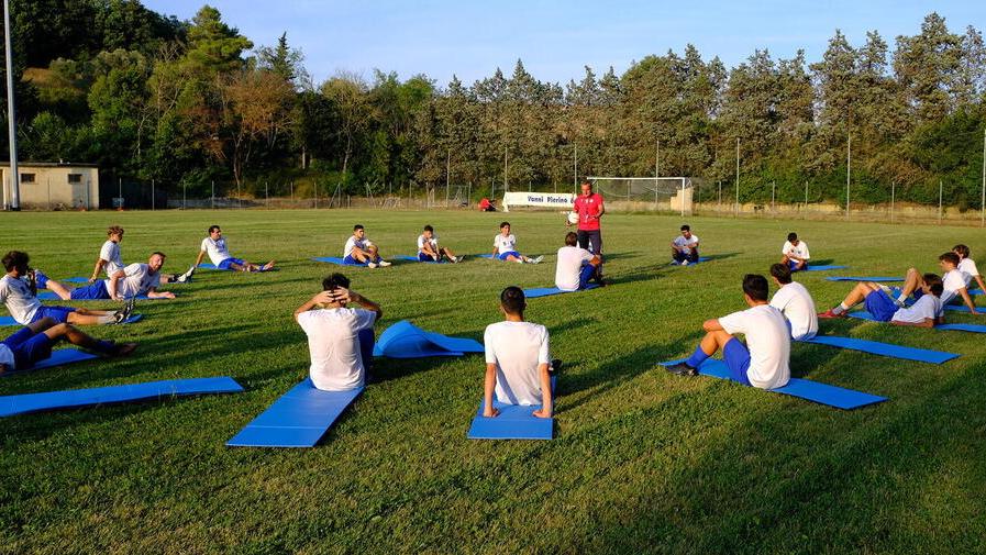 preparazione dei Colli Marittimi allo stadio Niccolai di Montescudaio, (foto Michele Falorni/Silvi)