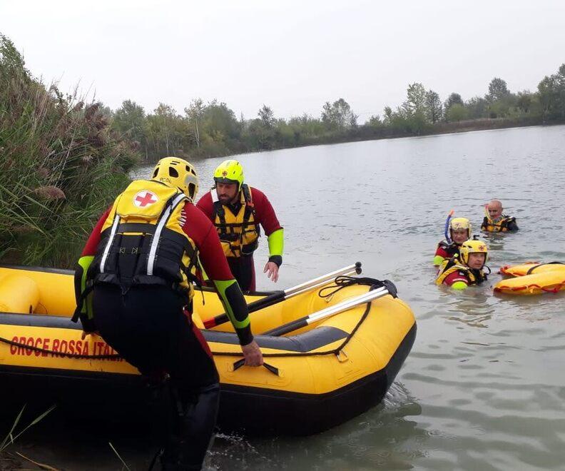 Gli specialisti del soccorso in acqua di pattuglia in barca sul fiume Po
