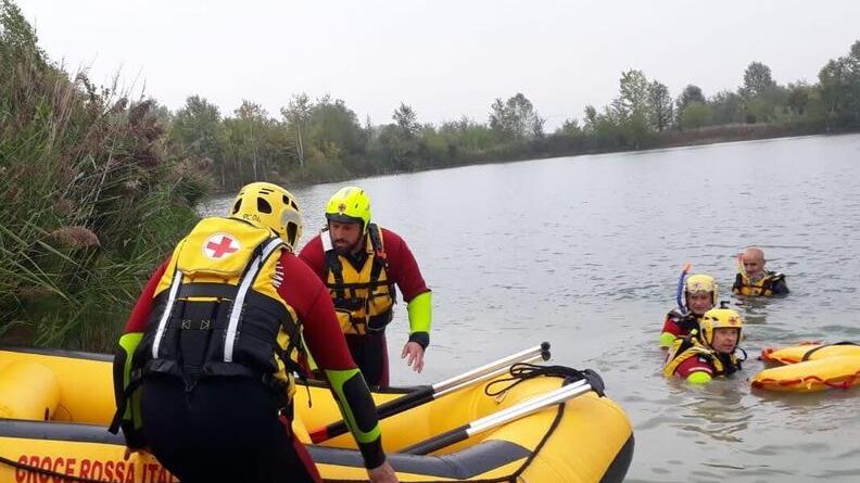 Gli specialisti del soccorso in acqua di pattuglia in barca sul fiume Po