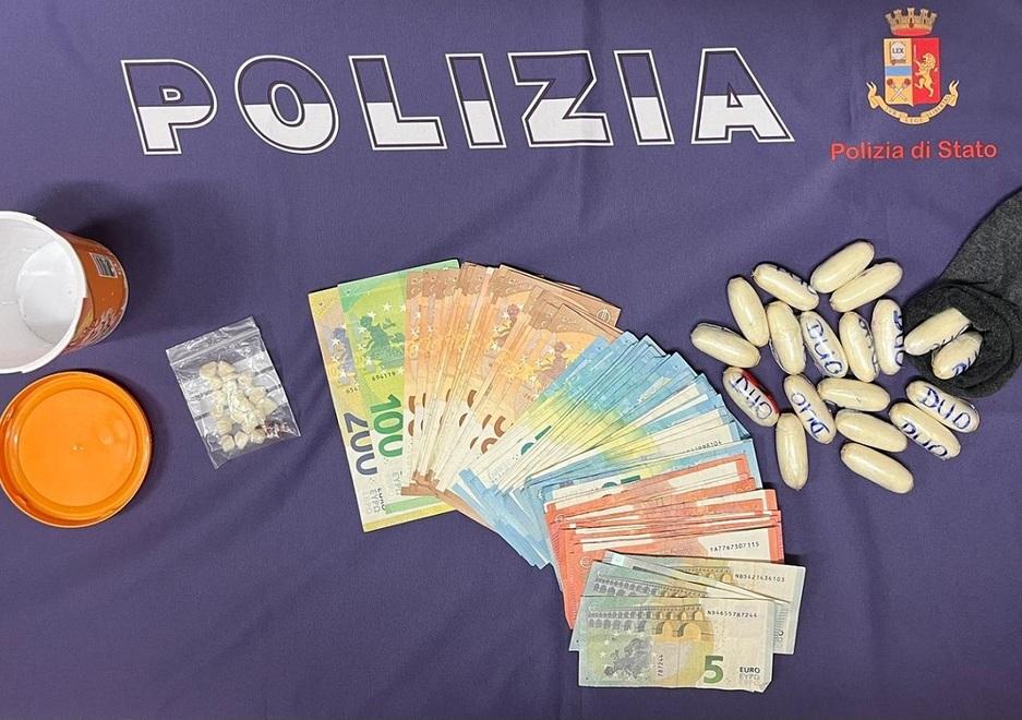 Sorpreso a spacciare in bicicletta in casa nasconde cocaina, arrestato
