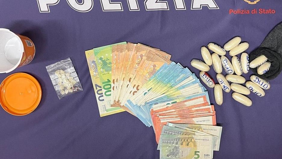 Sorpreso a spacciare in bicicletta in casa nasconde cocaina, arrestato