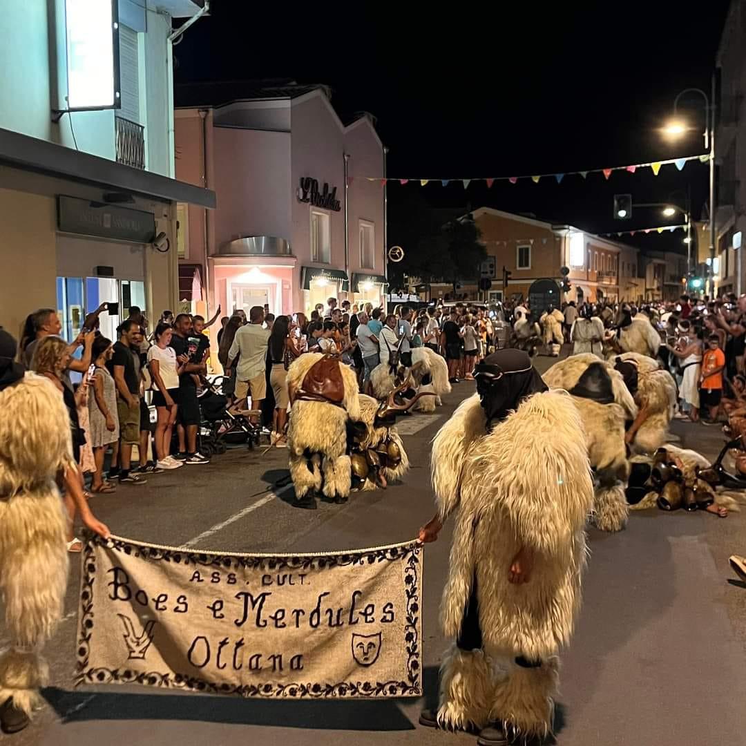 Il carnevale estivo premia Muravera: grande folla per Mamutzones, Boes e Merdules, Urthos