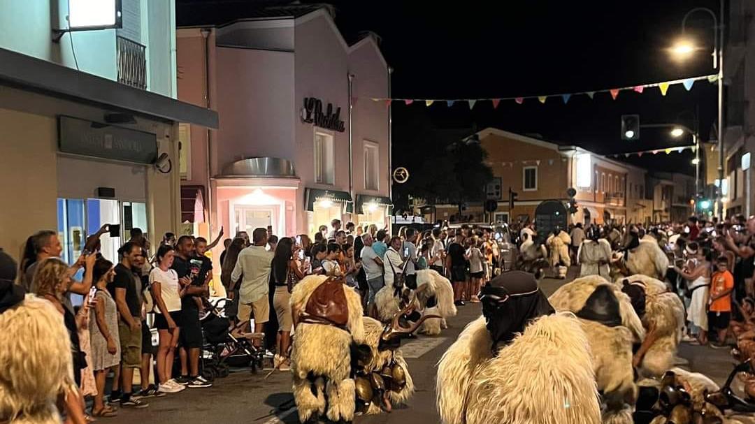 Il carnevale estivo premia Muravera: grande folla per Mamutzones, Boes e Merdules, Urthos