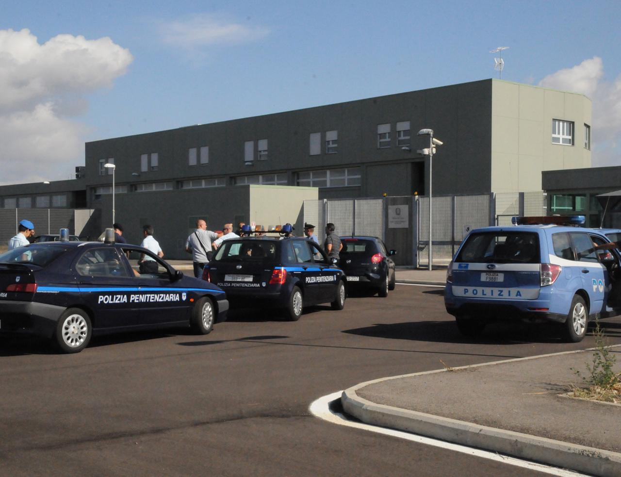 .
oristano - trasferimento detenuti dal vecchio penitenziario al nuovo carcere: il loro arrivo a massama