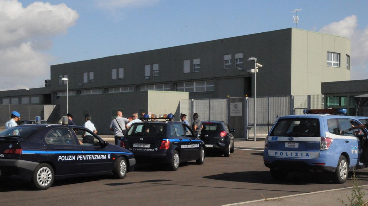 .
oristano - trasferimento detenuti dal vecchio penitenziario al nuovo carcere: il loro arrivo a massama