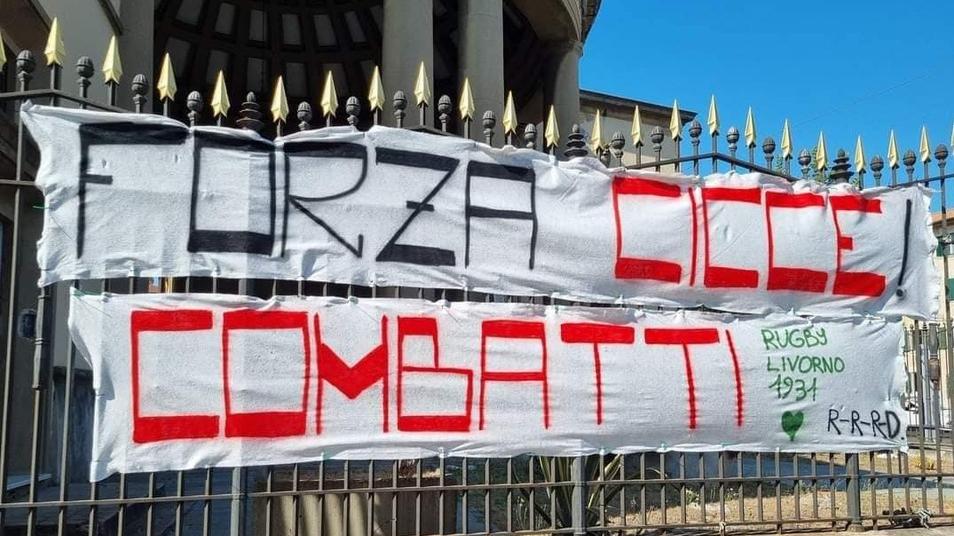 Lo striscione appeso alla recinzione dell’ospedale in viale Vittorio Alfieri