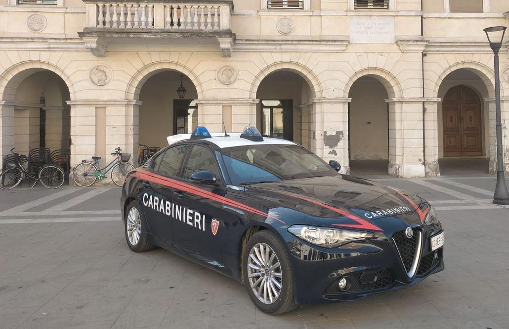 Lite furibonda a Portomaggiore, lei chiede aiuto e lui aggredisce i carabinieri