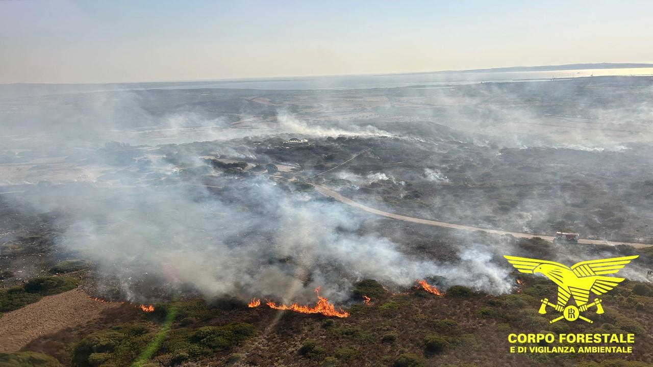 L’isola continua a bruciare: roghi a Sassari, Nurri, Guspini e Carbonia. Turisti evacuati nell’area archeologica di Monte Sirai