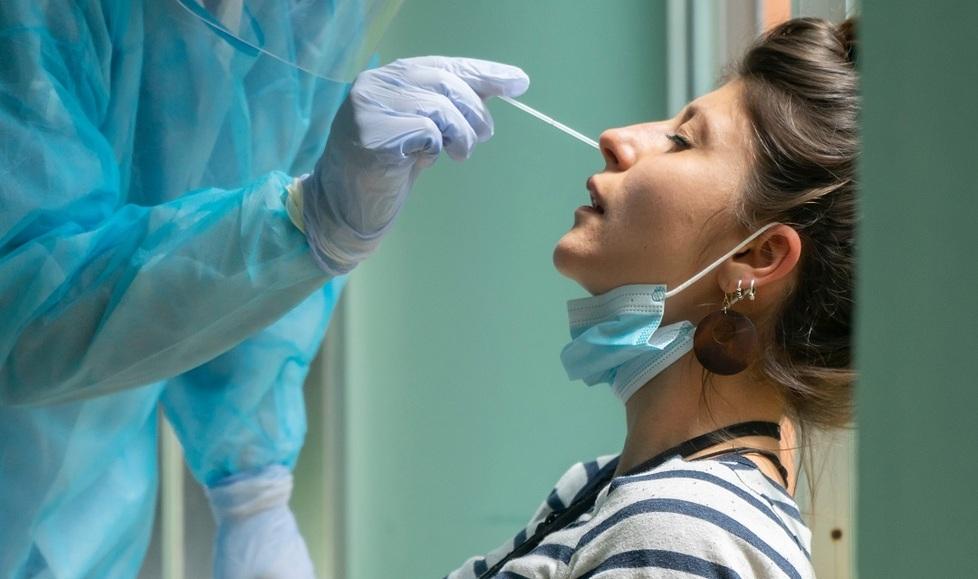 Covid, il virus non teme l’estate. A Ferrara salgono casi e ricoveri