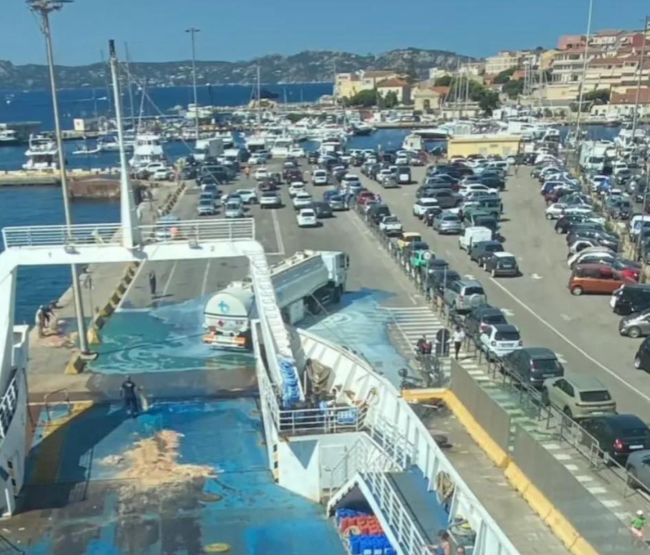 La Maddalena, il porto invaso da 18mila litri di gasolio: la Procura di Tempio mette sotto sequestro la cisterna