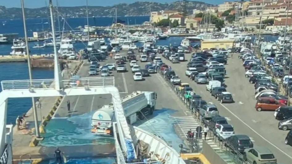 La Maddalena, il porto invaso da 18mila litri di gasolio: la Procura di Tempio mette sotto sequestro la cisterna