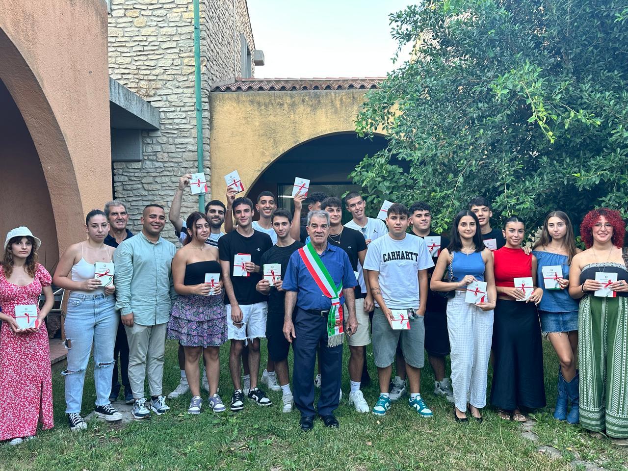 Mogoro consegna la Carta Costituzionale ai neo 18enni del paese: «I giovani parte attiva della comunità»