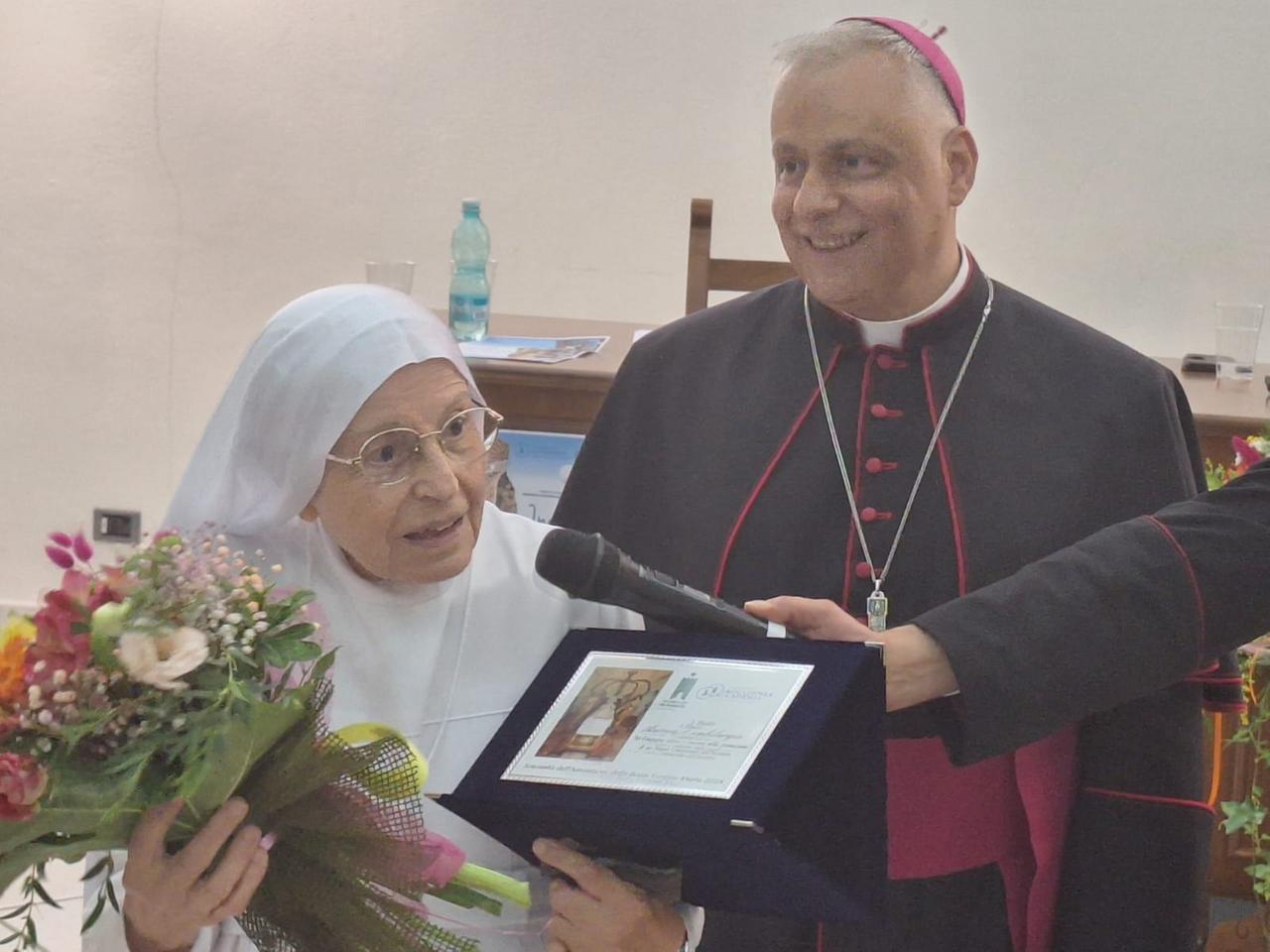 L’arcivescovo Gian Franco Saba premia madre Aurora Cambilargiu