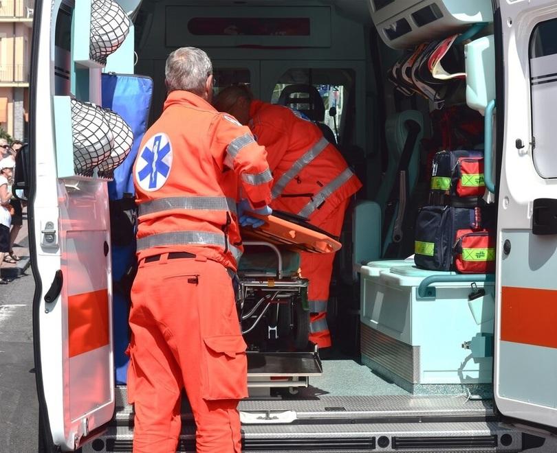 Prato, trovato morto nel letto da un amico: stroncato da un malore un 44enne