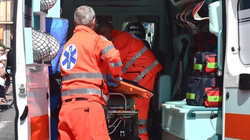 Prato, trovato morto nel letto da un amico: stroncato da un malore un 44enne