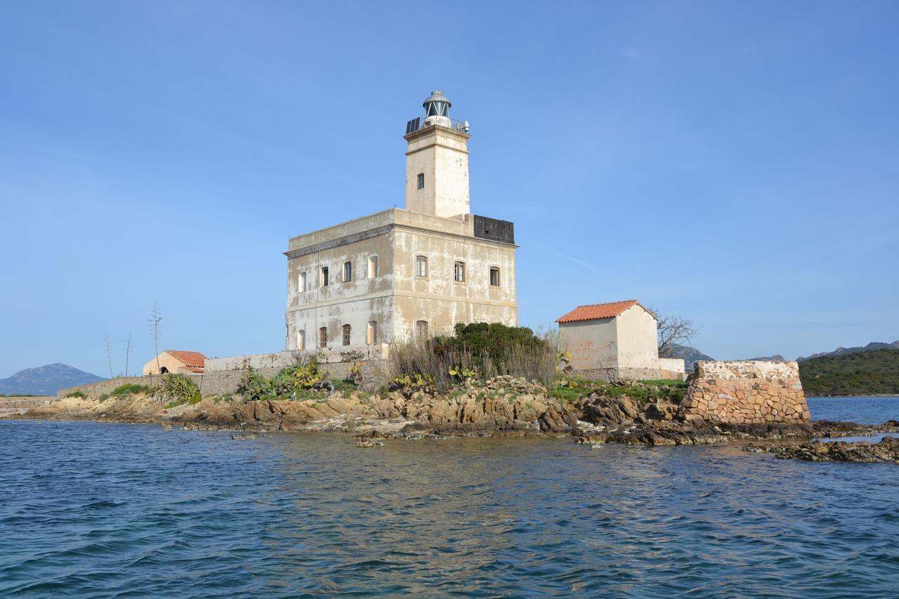 Olbia, tesi di laurea sul faro: «Hotel di lusso? Meglio un centro di ricerca»