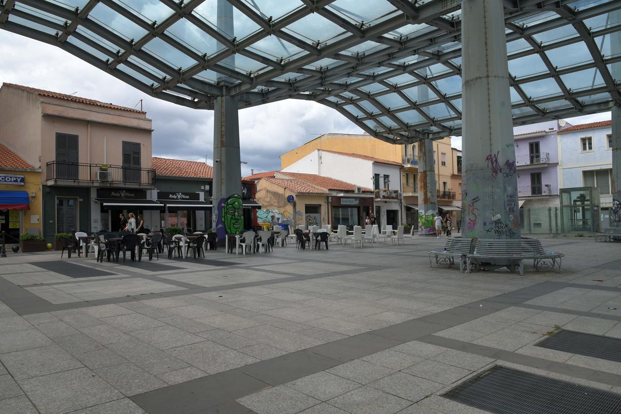 Olbia, protesta in piazza Mercato: «La musica alta dei locali ci danneggia»
