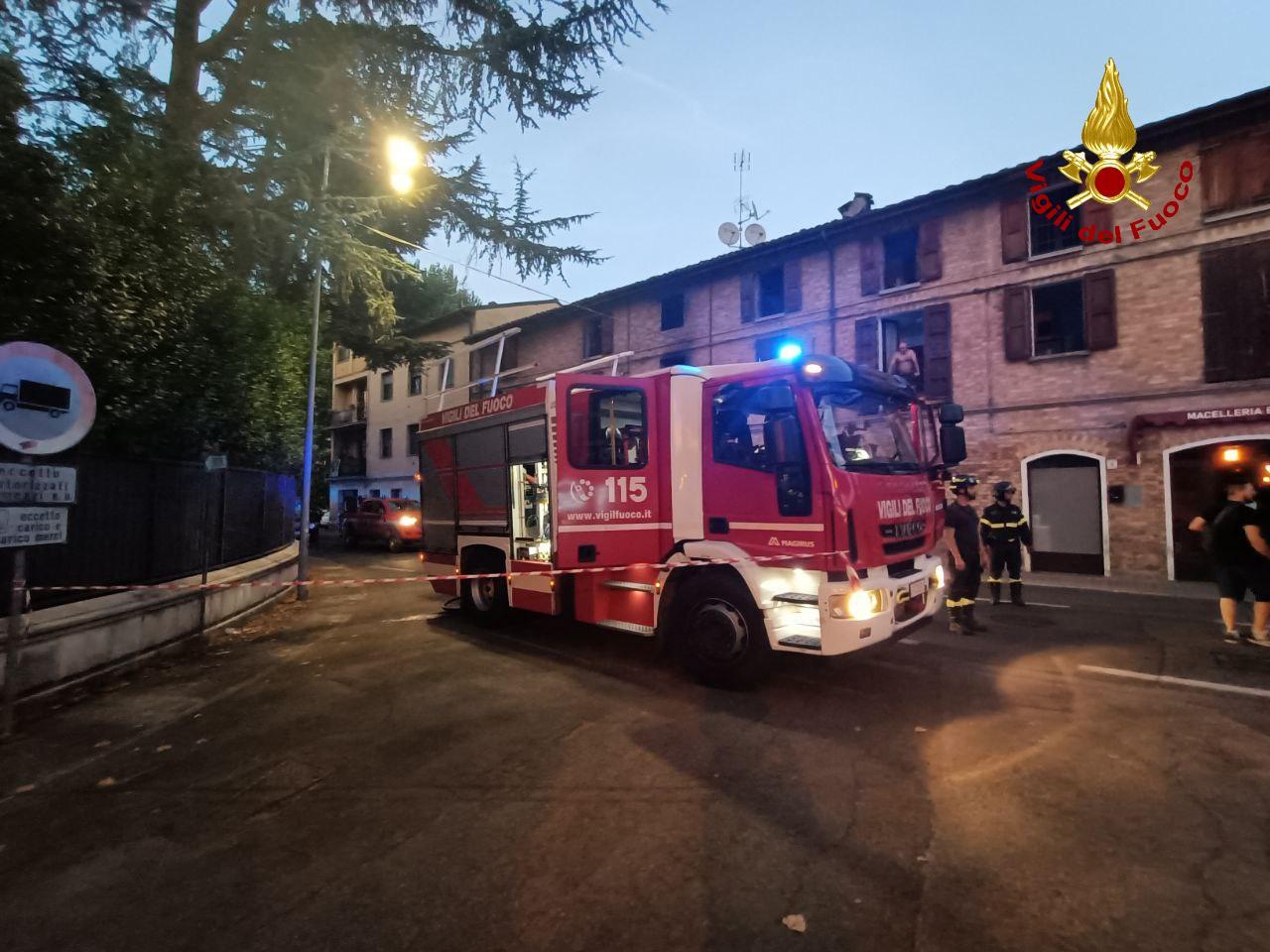 Incendio a Castelvetro: un intossicato e quattro famiglie evacuate