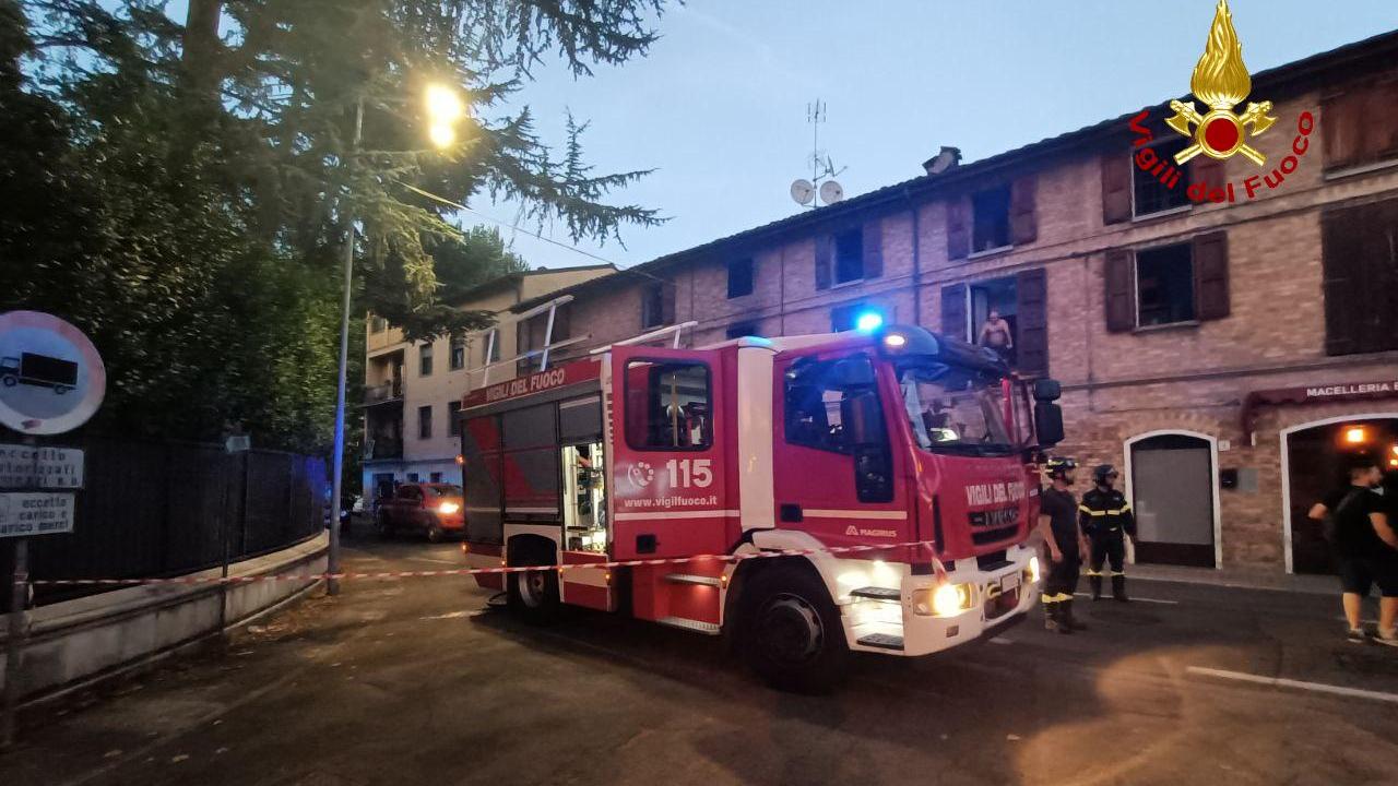 Incendio a Castelvetro: un intossicato e quattro famiglie evacuate