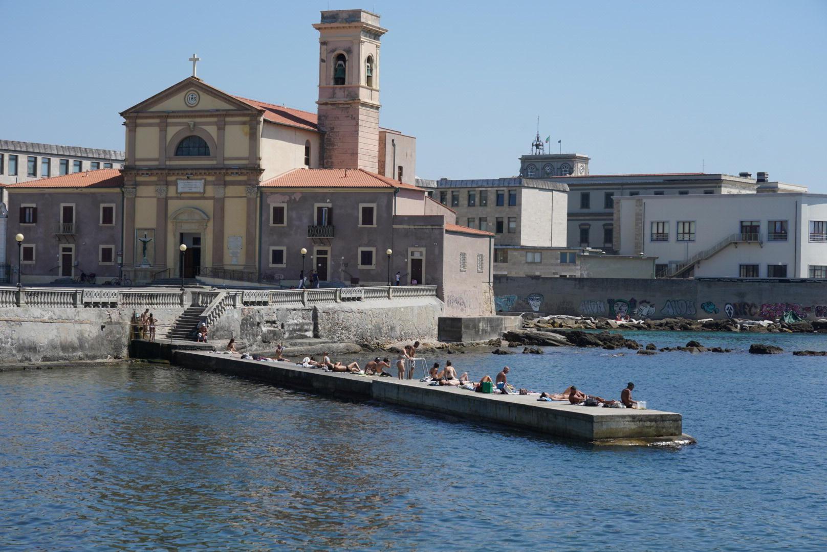 Bagnanti ligi sul moletto di San Jacopo quando c’era il divieto di balneazione (foto Silvi)