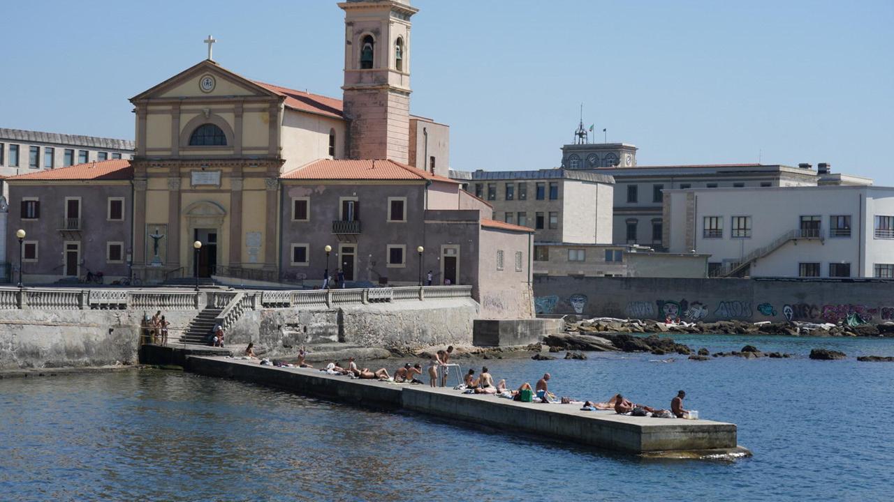 Bagnanti ligi sul moletto di San Jacopo quando c’era il divieto di balneazione (foto Silvi)