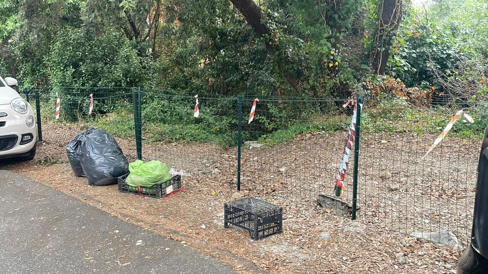 rifiuti abbandonati lungo i bordi di via Bengasi