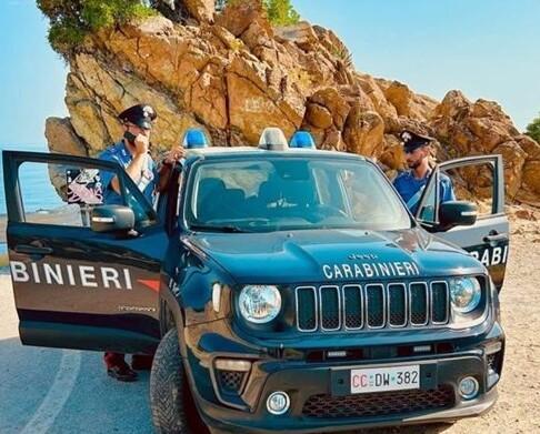 Nella foto una pattuglia di carabinieri durante un controllo sull’isola