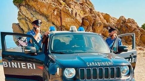 Nella foto una pattuglia di carabinieri durante un controllo sull’isola