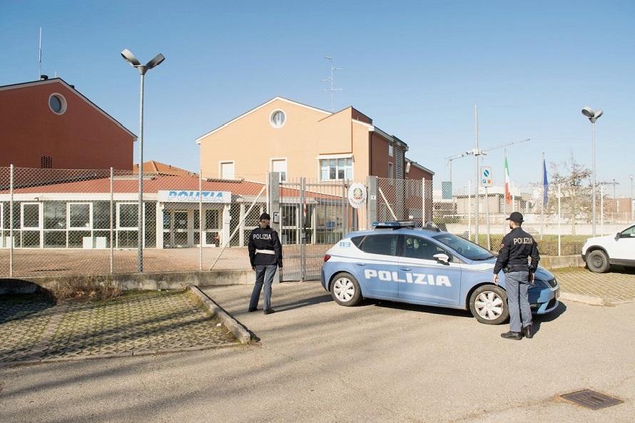 All’appuntamento con l’escort estrae la pistola e la rapina