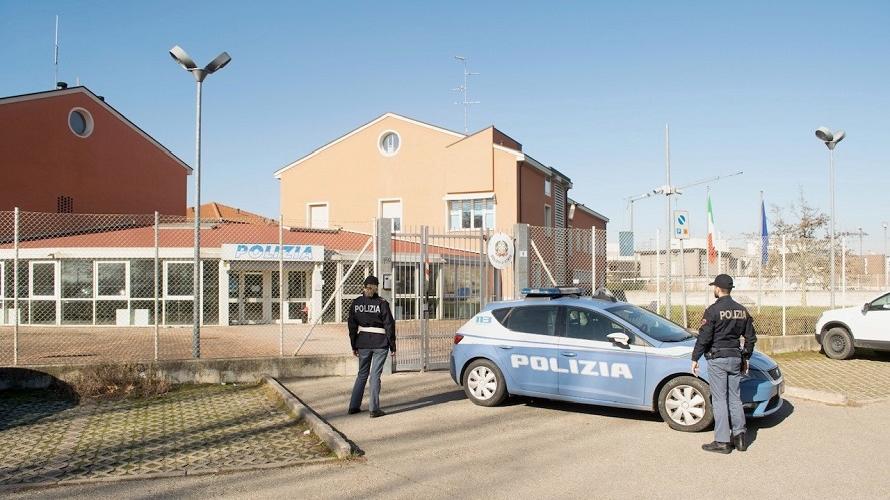 All’appuntamento con l’escort estrae la pistola e la rapina