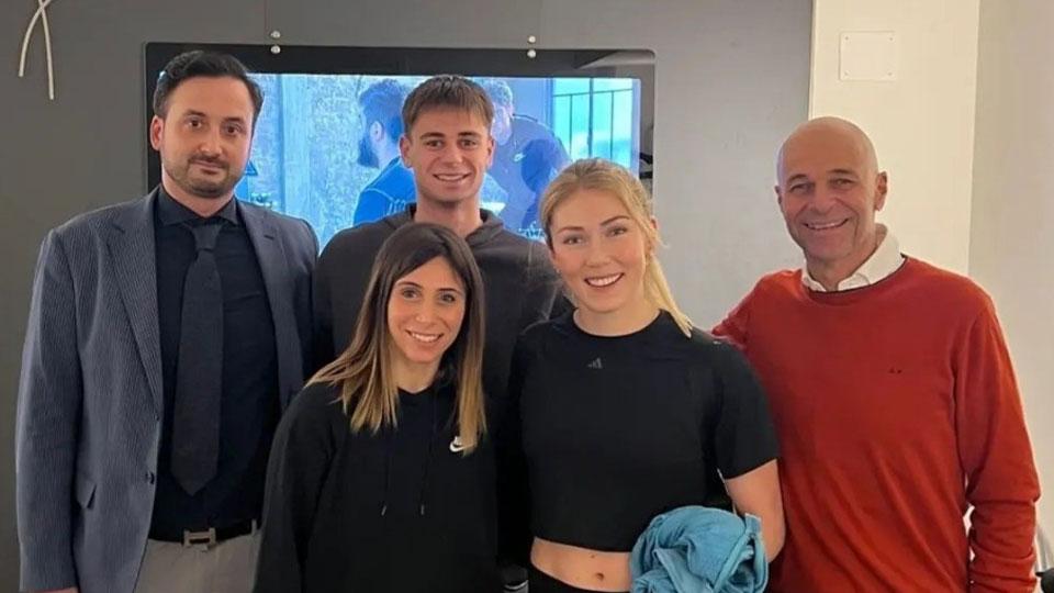 
	Francesco Becciani, la figlia Virginia e lo staff dell&rsquo;hotel con la campionessa americana di sci Mikaela Shiffrin

