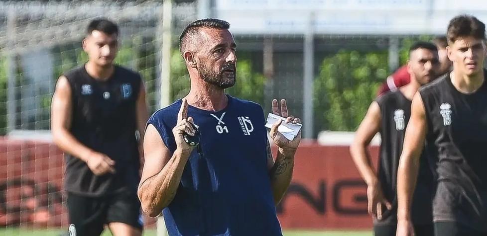 Mister Alessandro Agostini durante un allenamento (foto dalla pagina Facebook del club)