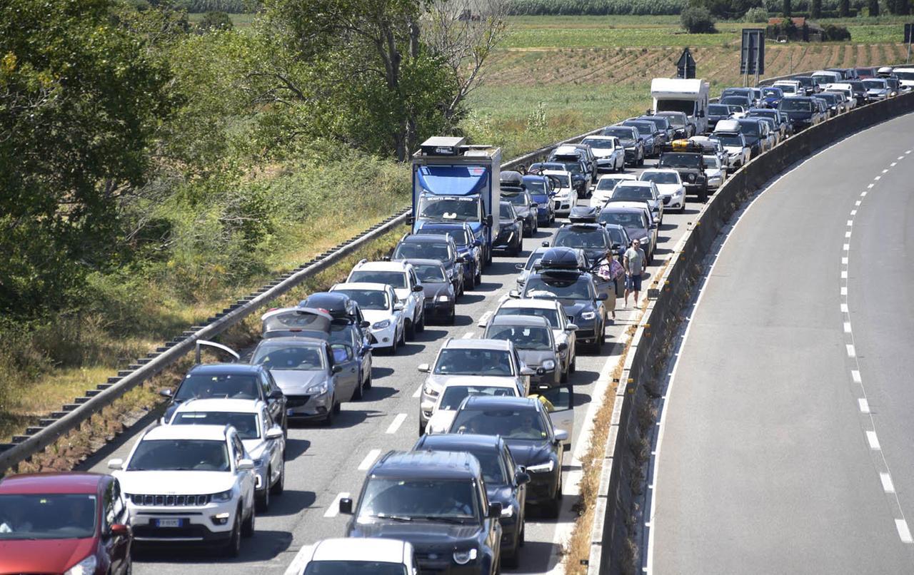 Vacanze al mare o in montagna, weekend da bollino nero in autostrada