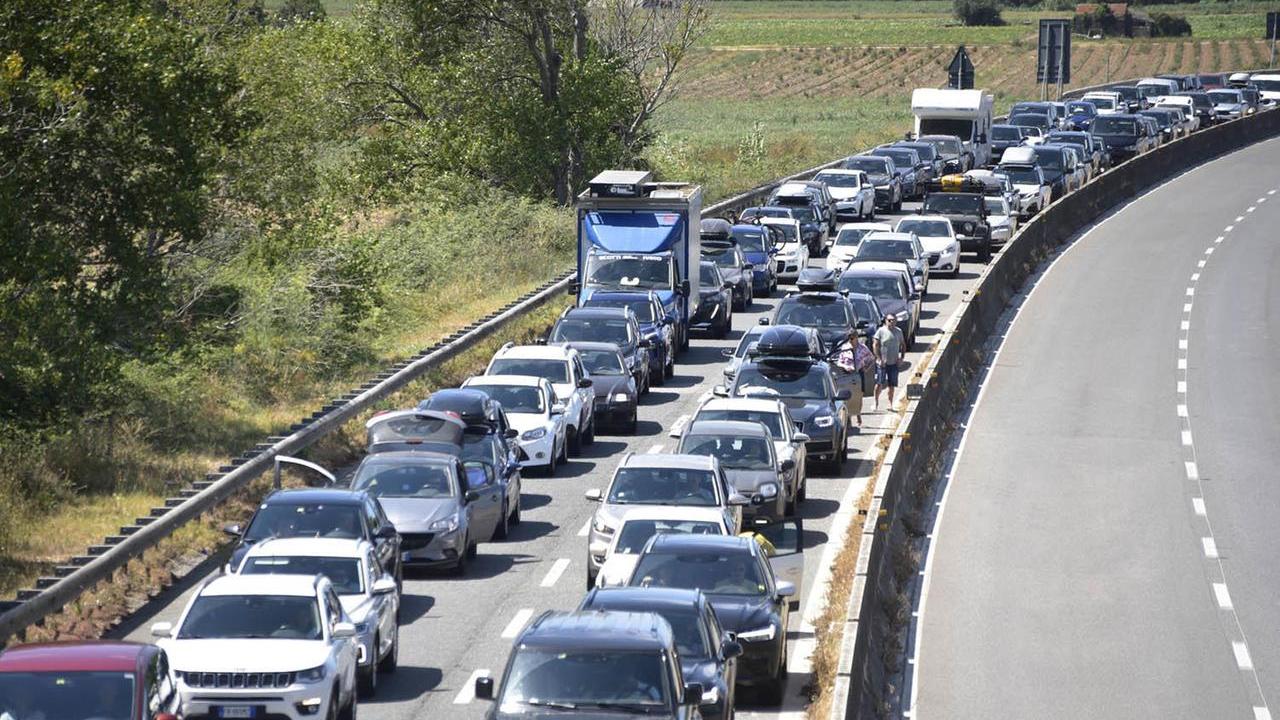 Vacanze al mare o in montagna, weekend da bollino nero in autostrada