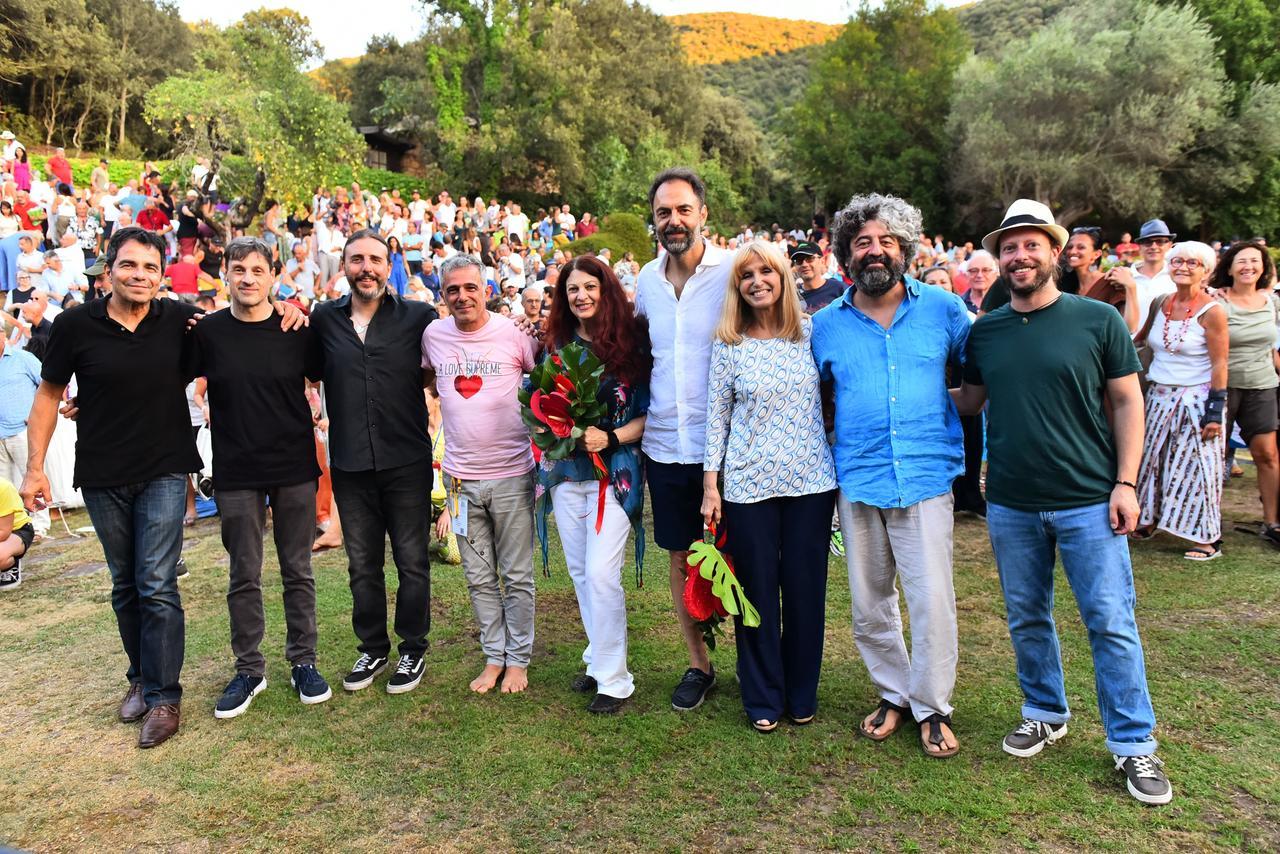 
	Foto di gruppo con Neri Marcor&egrave; e Dori Ghezzi al centro&nbsp;

