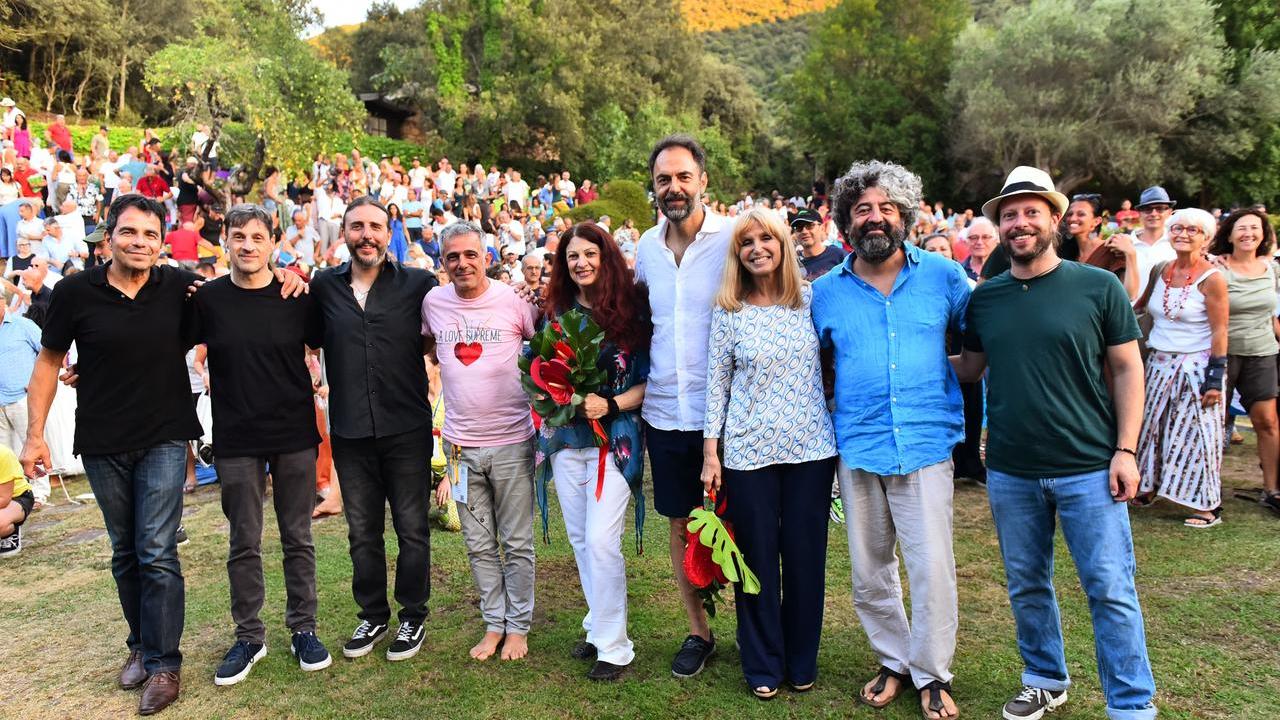 Foto di gruppo con Neri Marcorè e Dori Ghezzi al centro 
