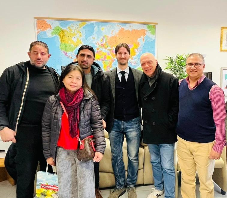 Al centro Claudio Cappelli con alcuni dei rappresentanti delle comunità straniere di Livorno