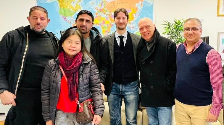 Al centro Claudio Cappelli con alcuni dei rappresentanti delle comunità straniere di Livorno