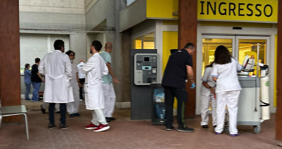 Cade da una finestra dell’ospedale di Cona: muore un paziente