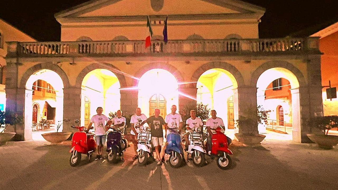 
	Ritrovo di fronte al Palazzo dei congressi per la foto ricordo prima della partenza

