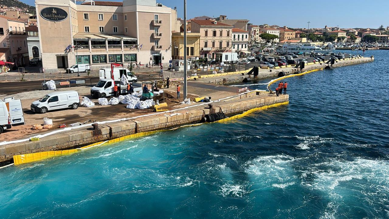 La Maddalena, 18mila litri di gasolio in banchina: dopo 24 ore ancora bonifica in corso