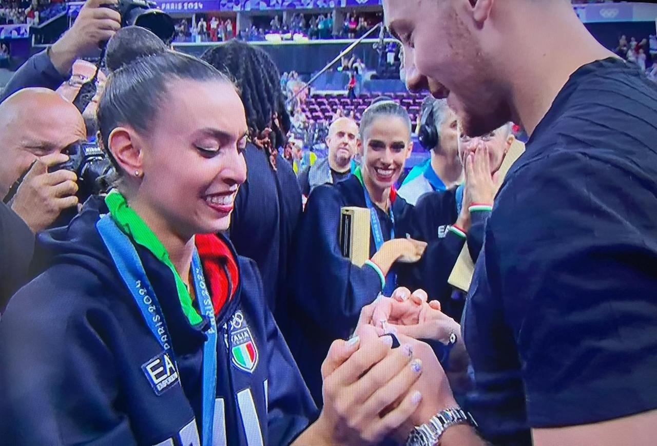 Sorpresa per la farfalla Maurelli, medaglia e proposta di matrimonio in diretta tv