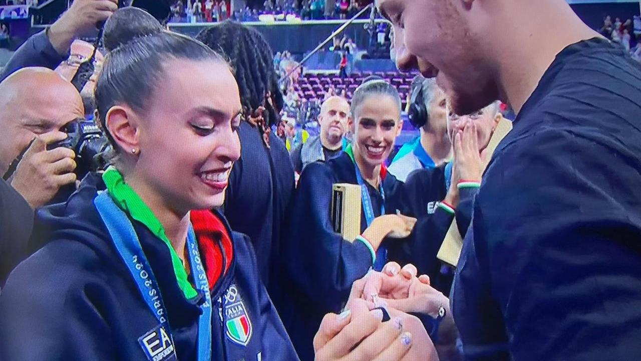 Sorpresa per la farfalla Maurelli, medaglia e proposta di matrimonio in diretta tv