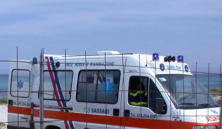 Ha un arresto cardiaco in spiaggia, 55enne muore a Platamona