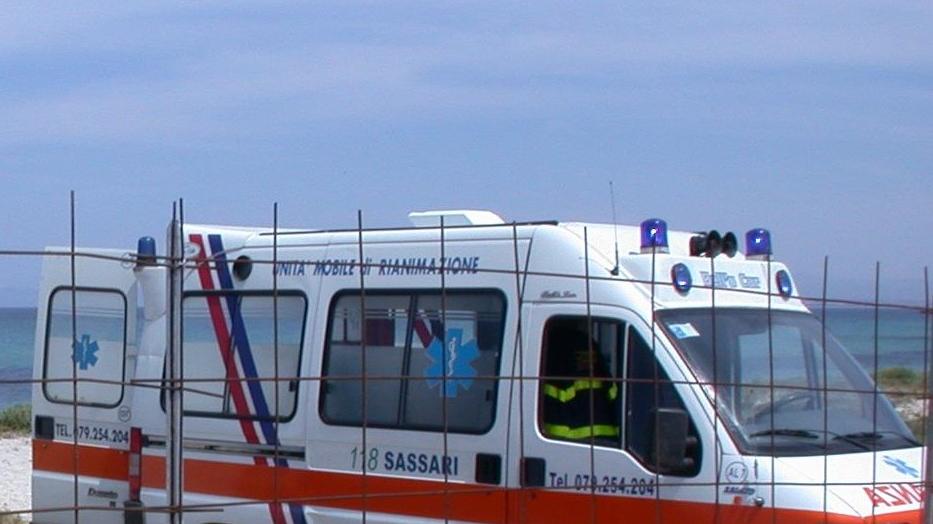 Ha un arresto cardiaco in spiaggia, 55enne muore a Platamona