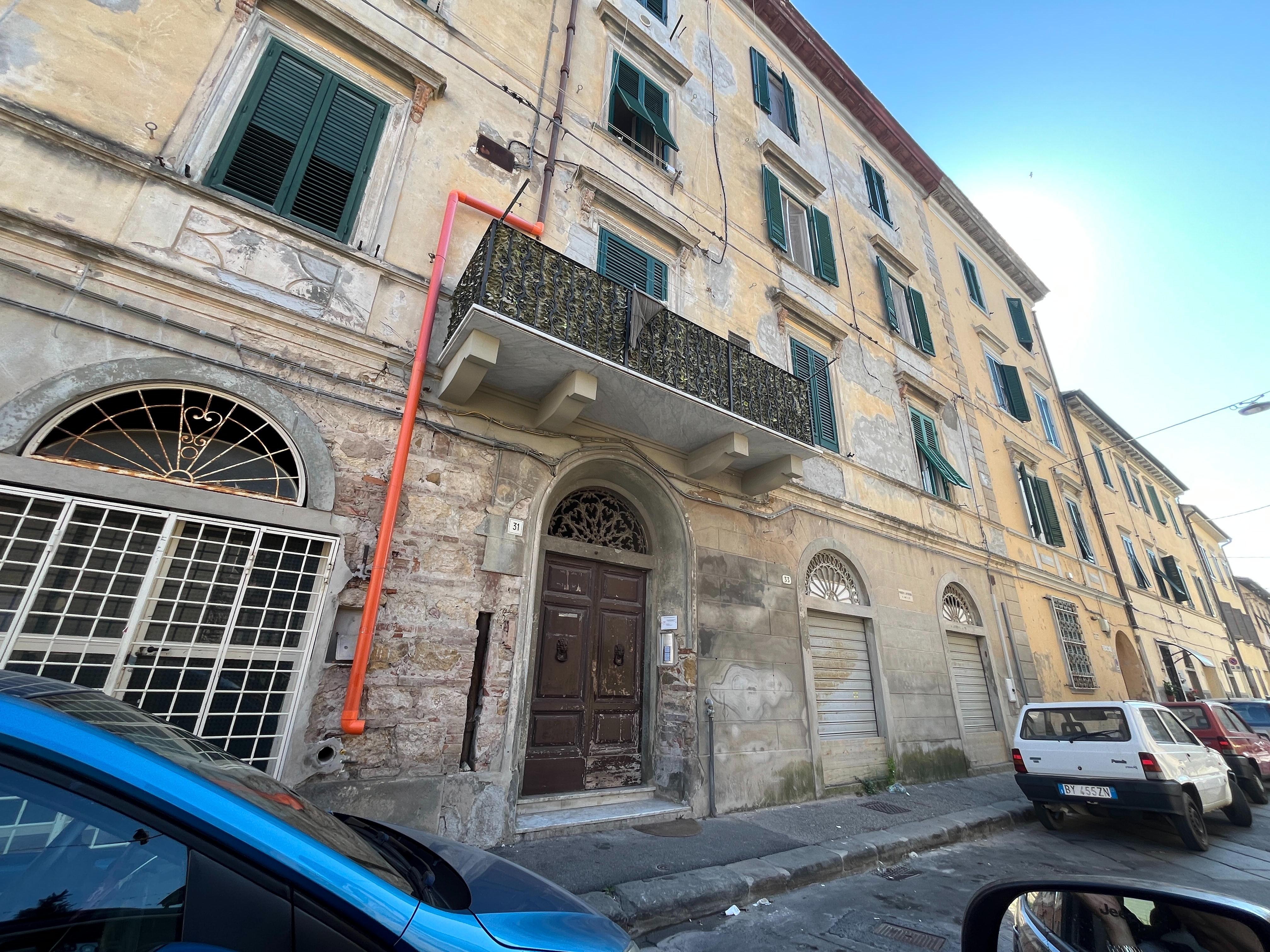 Uno dei palazzi dei lavori, in via del Testaio (foto Silvi)