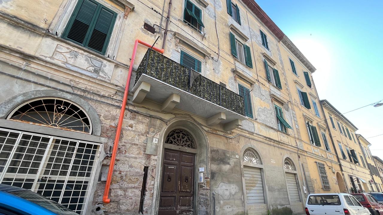 Uno dei palazzi dei lavori, in via del Testaio (foto Silvi)