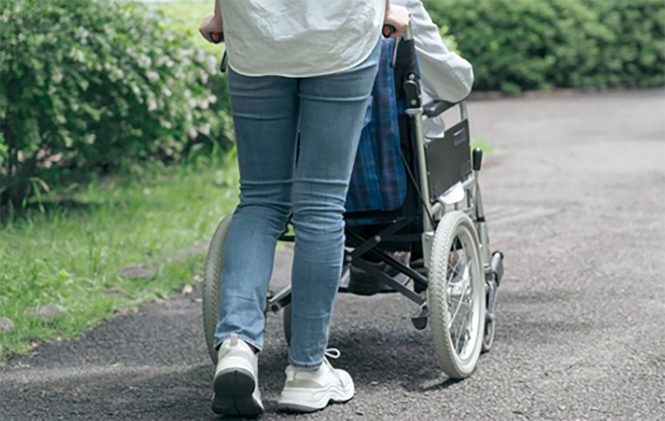 Una madre con il figlio disabile (foto di archivio)